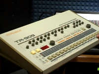 Roland TR-909 Drum Machine demo