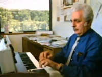 Dr Bob Moog demonstrates the Minimoog 